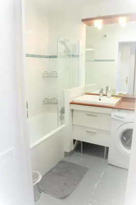Salle de bains dans l'établissement Logement familial tout équipé (1 station de Paris)