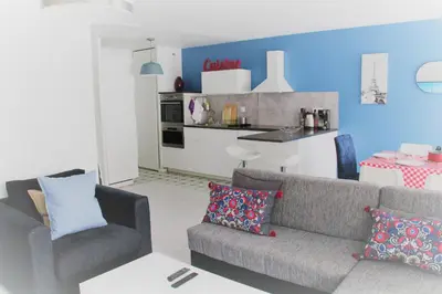 Cuisine ou kitchenette dans l'établissement Logement familial tout équipé (1 station de Paris)