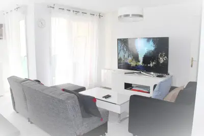 Télévision ou salle de divertissement dans l'établissement Logement familial tout équipé (1 station de Paris)