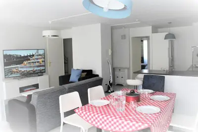 Coin salon dans l'établissement Logement familial tout équipé (1 station de Paris)