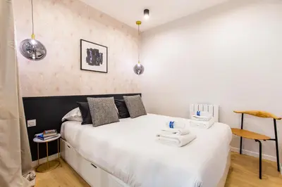 Un ou plusieurs lits dans un hébergement de l'établissement Charming apartment - 2BR-6P - Grands Boulevards