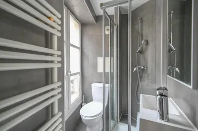 Salle de bains dans l'établissement French typical apartment (opéra 5D)
