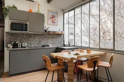 Cuisine ou kitchenette dans l'établissement Edgar Suites Martyrs - Loft