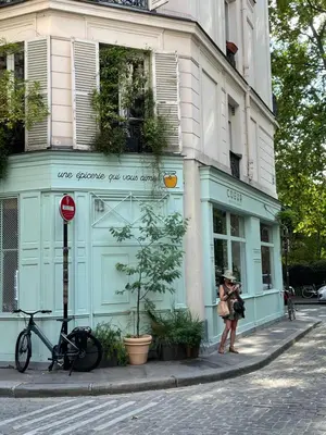 Vélo sur le terrain de l'établissement L'Atelier Dupont Paris - Live like a local, Close to Marais & Bastille ou dans les environs