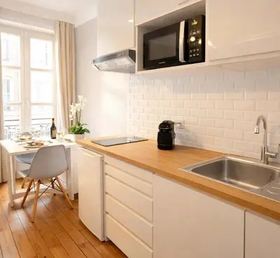 Cuisine ou kitchenette dans l'établissement Louvre - Premium apartment for 4