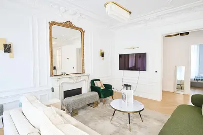 Télévision ou salle de divertissement dans l'établissement Champs Elysées!Montaigne, New Luxurious 6pers flat