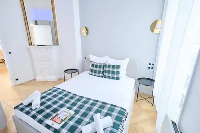 Un ou plusieurs lits dans un hébergement de l'établissement Champs Elysées!Montaigne, New Luxurious 6pers flat