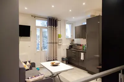 Cuisine ou kitchenette dans l'établissement Petit bijou dans le centre de Paris