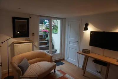 Télévision ou salle de divertissement dans l'établissement Le calme à 2 pas de Paris