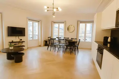 Télévision ou salle de divertissement dans l'établissement Luxury apartments in Paris Center