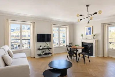 Télévision ou salle de divertissement dans l'établissement Luxury apartments in Paris Center