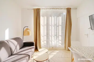 Télévision ou salle de divertissement dans l'établissement Résidence 1BDR Bastille
