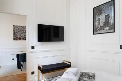 Télévision ou salle de divertissement dans l'établissement Pick A Flat's Apartment in Louvre - Croix des Petits Champs