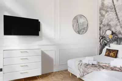 Télévision ou salle de divertissement dans l'établissement Pick A Flat's Apartment in Louvre - Croix des Petits Champs