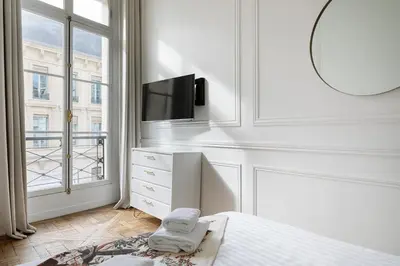 Télévision ou salle de divertissement dans l'établissement Pick A Flat's Apartment in Louvre - Croix des Petits Champs