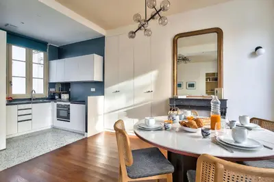 Cuisine ou kitchenette dans l'établissement The Perfect Parisian Flat Bd St-Germain - Mid Term