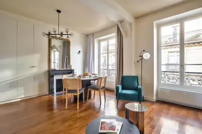 Coin salon dans l'établissement The Perfect Parisian Flat Bd St-Germain - Mid Term