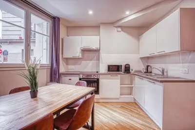 Cuisine ou kitchenette dans l'établissement Vernezza, F3 à deux pas de Montparnasse