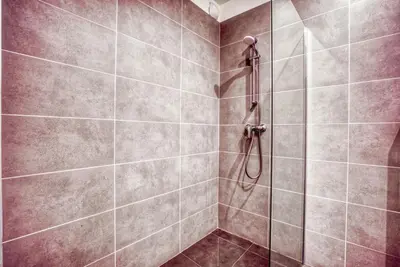 Salle de bains dans l'établissement Vernezza, F3 à deux pas de Montparnasse