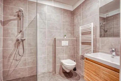 Salle de bains dans l'établissement Vernezza, F3 à deux pas de Montparnasse