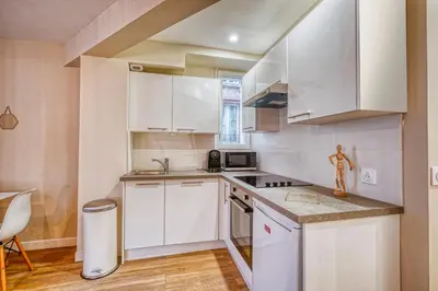 Cuisine ou kitchenette dans l'établissement Manarola, F3 à deux pas de Montparnasse