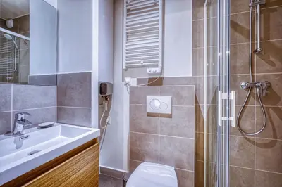 Salle de bains dans l'établissement Manarola, F3 à deux pas de Montparnasse