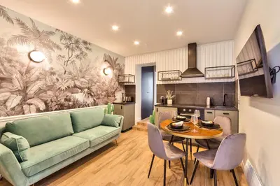 Coin salon dans l'établissement Superb and Cosy 2BR Apt In The Heart Of Paris ! 3P