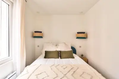 Un ou plusieurs lits dans un hébergement de l'établissement Superb and Cosy 2BR Apt In The Heart Of Paris ! 3P