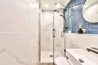 Salle de bains dans l'établissement Superb and Cosy 2BR Apt In The Heart Of Paris ! 3P