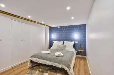 Un ou plusieurs lits dans un hébergement de l'établissement NEWLY RENOVATED ! Stunning 2BR Apt in the Heart of Paris 15