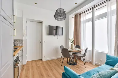 Cuisine ou kitchenette dans l'établissement NEWLY RENOVATED ! Stunning 2BR Apt in the Heart of Paris 15