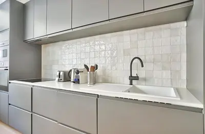 Cuisine ou kitchenette dans l'établissement GuestReady - Modern flat near Latin Quarter!