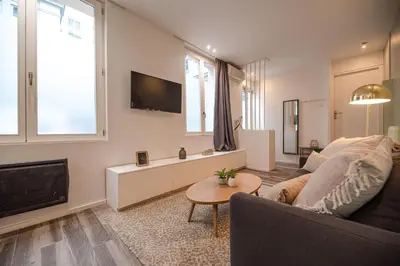 Télévision ou salle de divertissement dans l'établissement Lovely Home in Paris Center - AC