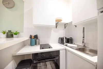 Cuisine ou kitchenette dans l'établissement Lovely Home in Paris Center - AC