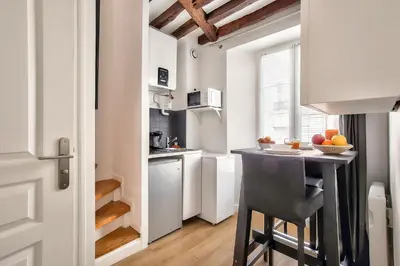 Cuisine ou kitchenette dans l'établissement Charming Duplex Studio in the heart of Paris