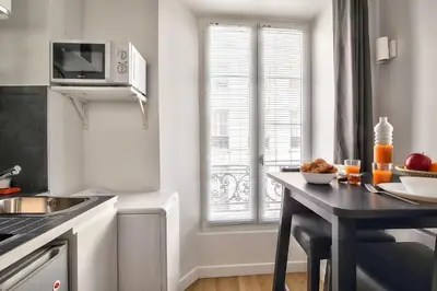 Cuisine ou kitchenette dans l'établissement Charming Duplex Studio in the heart of Paris