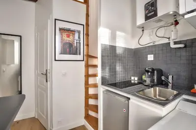 Cuisine ou kitchenette dans l'établissement Charming Duplex Studio in the heart of Paris