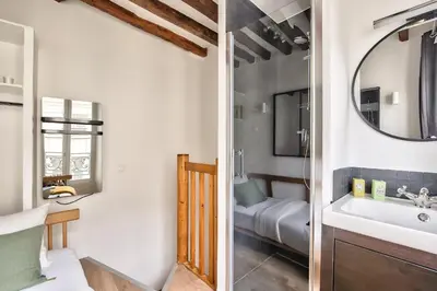 Salle de bains dans l'établissement Charming Duplex Studio in the heart of Paris