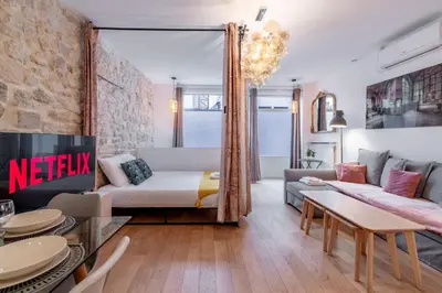 Coin salon dans l'établissement Appartement spacieux et rénové