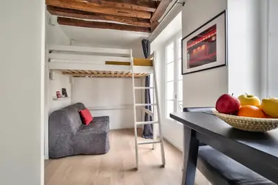 Coin salon dans l'établissement Lovely Mezzanine Studio in the Heart of Paris 3M