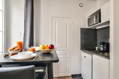 Cuisine ou kitchenette dans l'établissement Lovely Mezzanine Studio in the Heart of Paris 3M