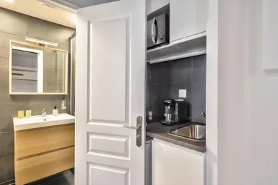 Cuisine ou kitchenette dans l'établissement Lovely Mezzanine Studio in the Heart of Paris 3M