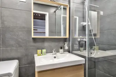 Salle de bains dans l'établissement Lovely Mezzanine Studio in the Heart of Paris 3M