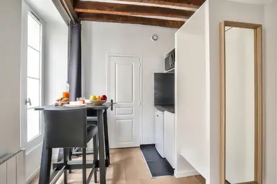 Cuisine ou kitchenette dans l'établissement Cosy Mezzanine Studio in the Heart of Paris (4)