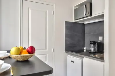 Cuisine ou kitchenette dans l'établissement Cosy Mezzanine Studio in the Heart of Paris (4)