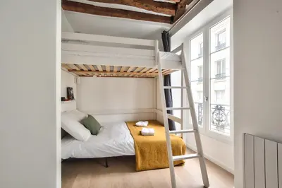 Un ou plusieurs lits dans un hébergement de l'établissement Cosy Mezzanine Studio in the Heart of Paris (4)