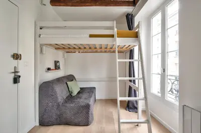 Coin salon dans l'établissement Cosy Mezzanine Studio in the Heart of Paris (4)