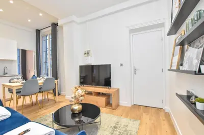 Télévision ou salle de divertissement dans l'établissement Welcoming apartment - 1BR-4P -Grands Boulevards