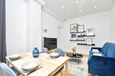 Télévision ou salle de divertissement dans l'établissement Welcoming apartment - 1BR-4P -Grands Boulevards