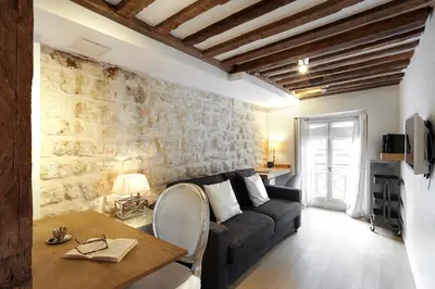 Coin salon dans l'établissement Habitat Parisien - 1BR-1BA - Duplex Louvre Museum